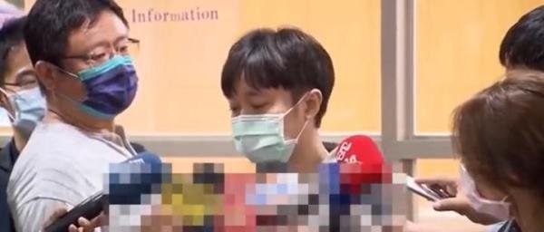 吴青峰出席与前老板纠纷案，哽咽回应不能理解，惹妈妈担心很难过