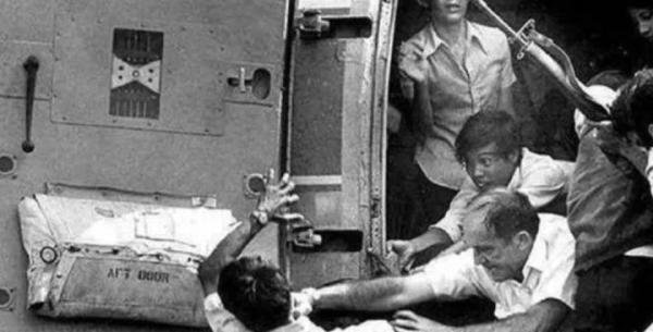 阿富汗最悲剧的一幕，他们爬上了美国的飞机，却从空中掉落！