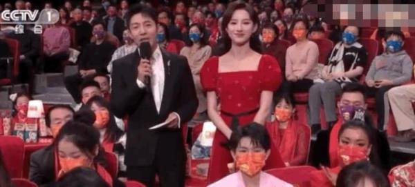 王源吉克隽逸坐一把椅子，网友：难怪王源不知所措