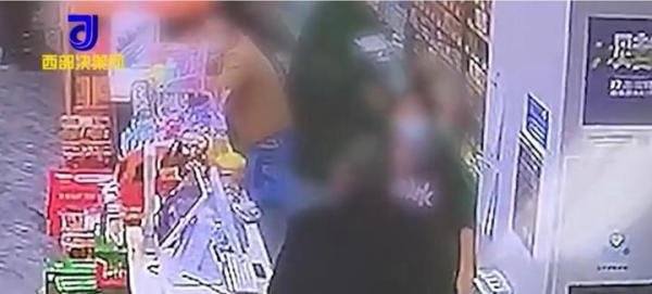 女儿超市买零食爸爸掌掴收银员 这是咋情况？