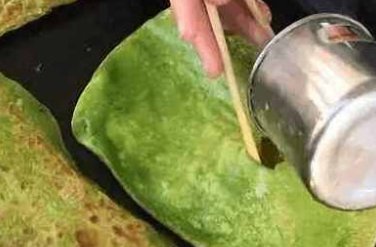 店家钻研推出彩色鸡蛋灌饼,店家是怎么做到的?
