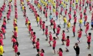 老师狂扇2岁男童致其头部骨折，当地教育局对此有何回应？