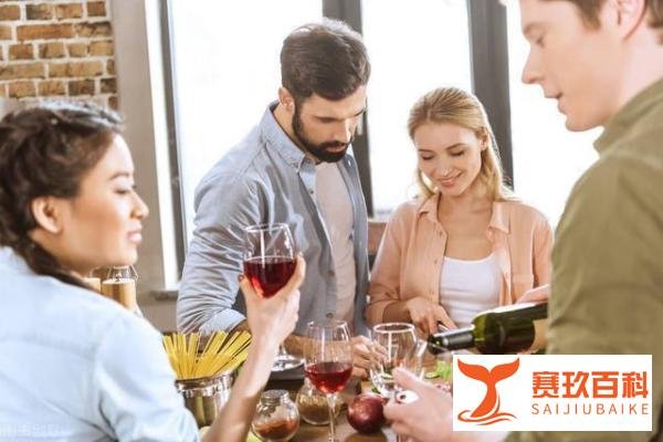 妻子发现丈夫私房钱 掏出后铺一地