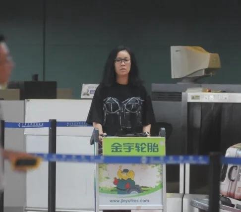 那英的素颜真让人心疼，状态疲惫太显龄，终于相信她54岁了