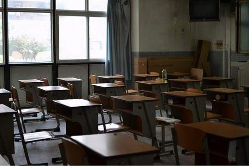 因不满老师被调换小学全班集体翘课，还是家长的支持！学校是如何解决的