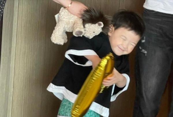 沈腾儿子近照曝光，遗传年轻时沈腾的帅气，皮肤白净脸颊肉嘟嘟