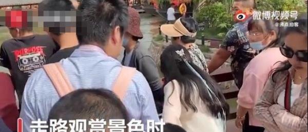 女子景区抱电脑边工作边游玩 这是咋情况？