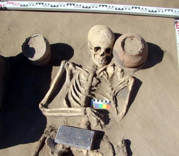 2100年前古墓中发现疑似iPhone物体？或属西汉时期一位匈奴年轻贵族女子