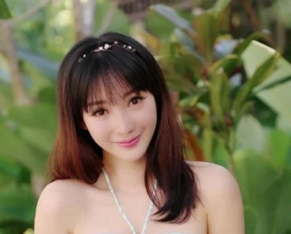 柳岩深夜发文谈婚姻焦虑,晚婚似乎已成为发展趋势,应该何去何从