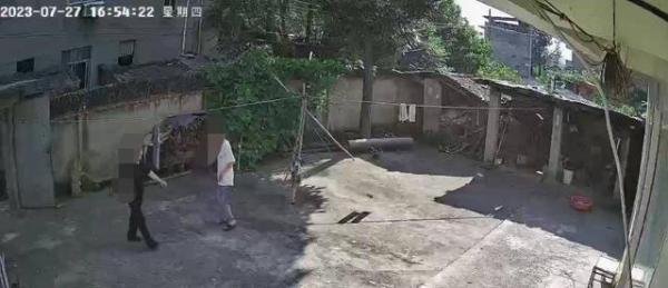 留守智障女孩疑被3男子翻墙性侵