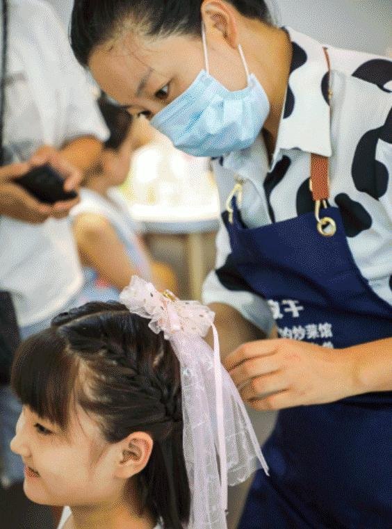 海底捞起诉小放牛索赔100万，后者自称“炒菜界的海底捞”