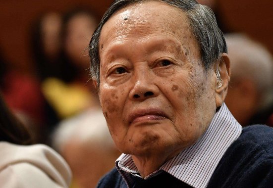 杨振宁先生和爱因斯坦属于同一个级别的科学家吗?