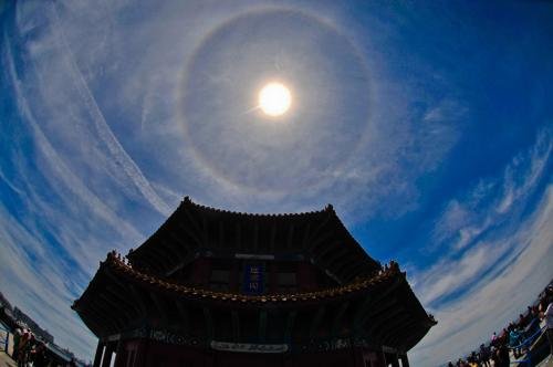 “日晕三更雨”整首诗是什么？