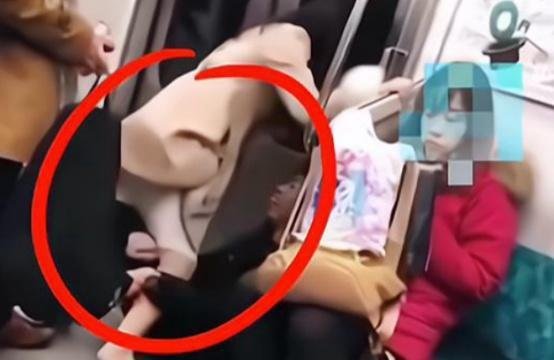 女友穿裙子在男子身上磨蹭，男子则向乘客说明：她身体不适