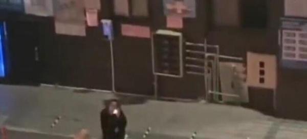 女子凌晨外卖被偷跪地大哭 官方回应 这是咋情况？