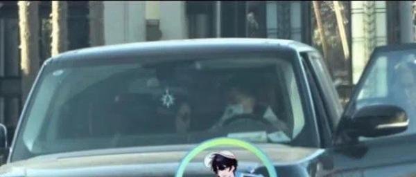 李湘离婚风波后首次露面，与神秘男子开豪车出行，路上发生剐蹭