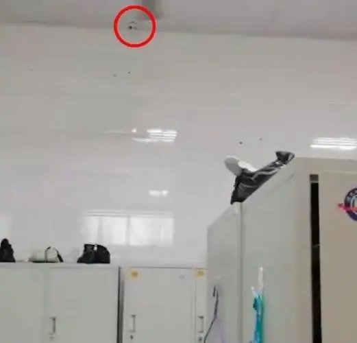 公司给员工更衣室安9个摄像头！公司为何这么做？这么做合法吗？
