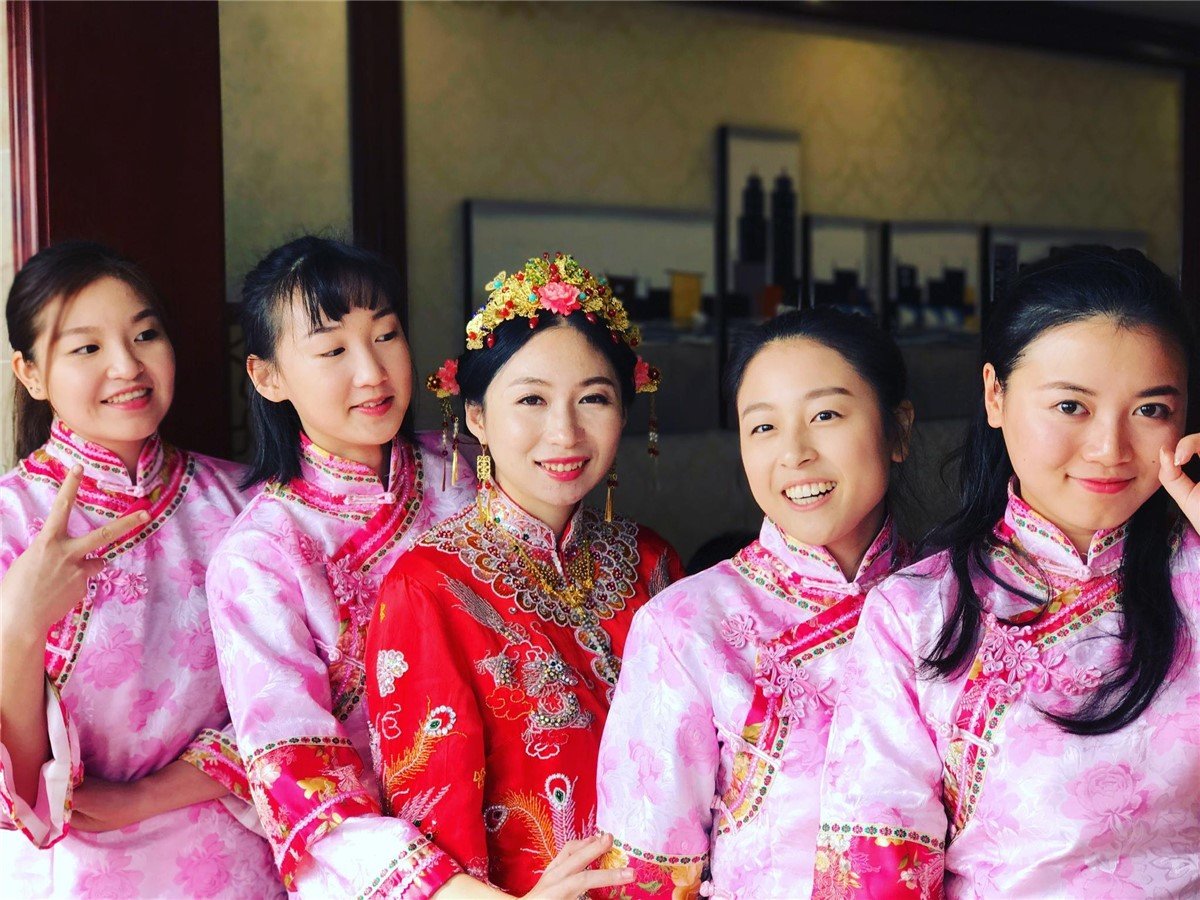 结婚当天被老公找的伴郎团毛手毛脚，面对这种情况该不该反抗？