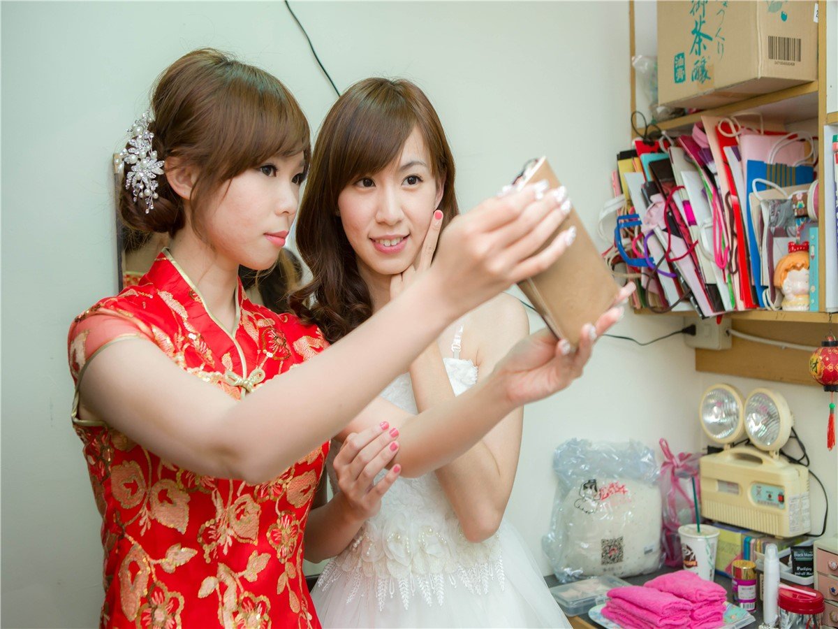 结婚当天被老公找的伴郎团毛手毛脚，面对这种情况该不该反抗？