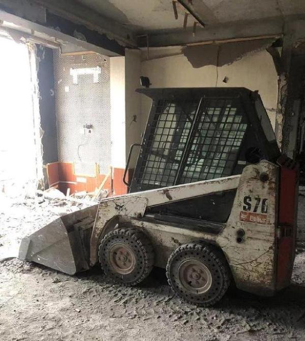 哈尔滨小区住宅承重墙被砸之后：底层商铺坚持经营，中介称该小区有售房意向房主增多