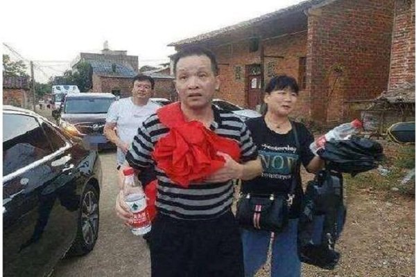张玉环无罪释放后办理新身份证，为何邻居还是躲着他？