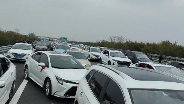 因堵车延迟下高速应付全程高速费吗？迟20秒竟要付1399元冤不冤