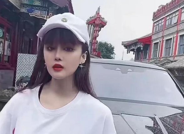 赵本山女儿球球购百万豪车引发热议，她平时的生活到底有多奢靡呢？