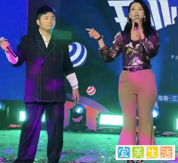43岁歌手王蓉近况，商演简陋无人理，网友：再落魄也比普通人强
