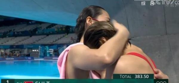 王涵给施廷懋送上爱的抱抱 这是咋情况？