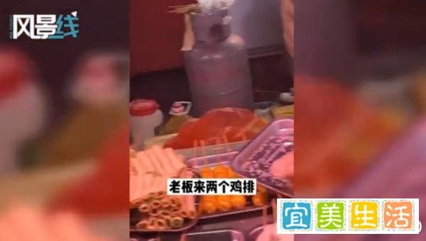 儿子假装路人去妈妈摊位买鸡排 这是咋情况？