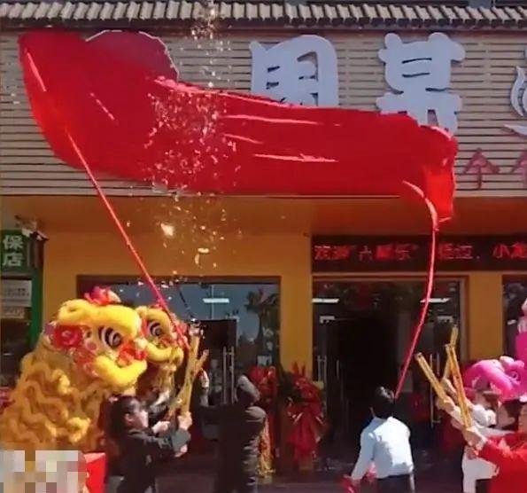 南宁网红“周某人”开烧烤店当老板,本人回应:大家有空过来吃饭...