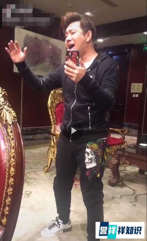 星光大道冠军显落魄！饭局上卖力献唱，衣服套装被扒不到100元