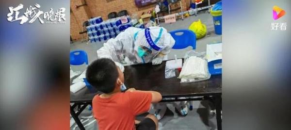 医生做核酸偶遇儿子:作业写完没 这是咋情况？