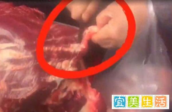 大妈用小刀偷切肉老板淡定阻止的人间冷暖