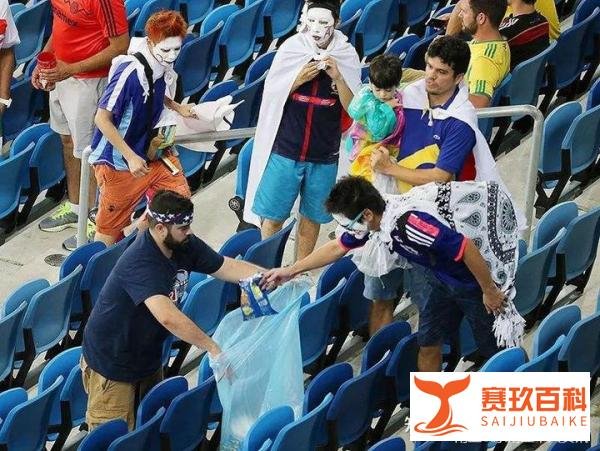 大家不爱看的，却是我们最缺少的：日本球迷在战胜德国后清理体育场