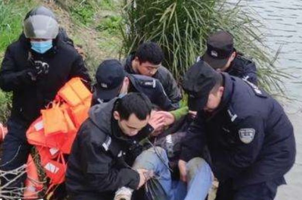 浙江女子考研失利跳河，民警翻护栏急救，目前这名女子的情况如何了？