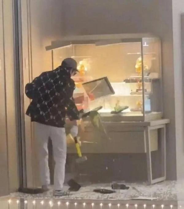 黄金打劫案后续：嫌疑人9分钟被抓捕，称有豁免权！或疑有精神病