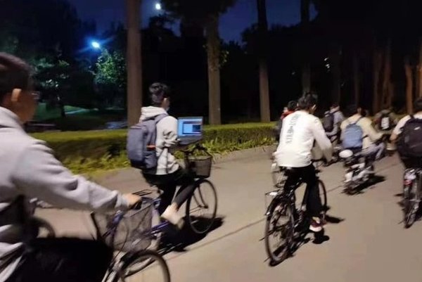 清华学生边骑车边用电脑，被封学霸，为何本人却道歉了？