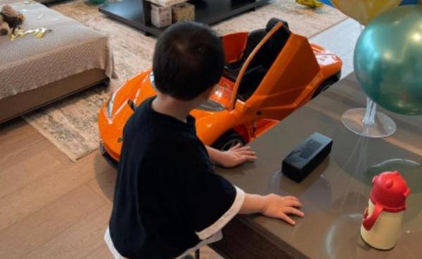 沈腾儿子近照曝光，遗传年轻时沈腾的帅气，皮肤白净脸颊肉嘟嘟