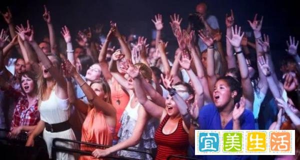 吴亦凡粉丝“劫法场”:走火入魔背后是自我的迷失