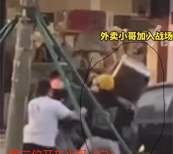 震惊！女律师被对方当事男子尾随持榔头袭击，多名路人挺身而出将男子制服