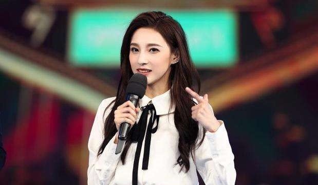 她是央视最美女主持，比赛中因泳裤滑落一举成名，如今她过得怎样？