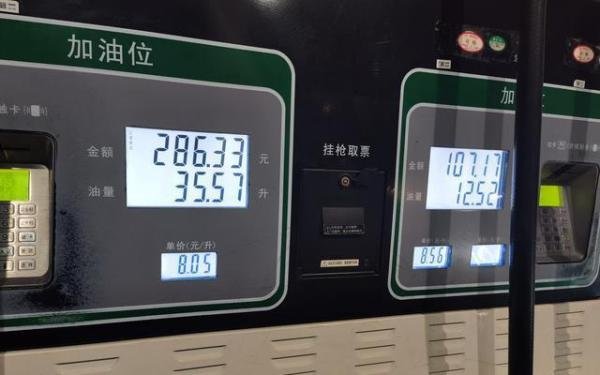 北京加油站“破9”前夜:“加满”声不断,豪车身影不少,加油员取消休息等“9”来