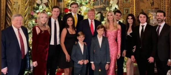 特朗普圣诞全家福大曝光！老婆缺席，大2岁的岳父到场、小儿子成巨人、孙女好辣眼
