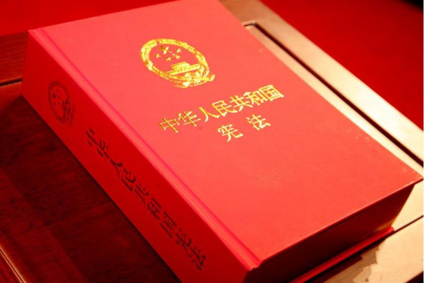 列选项中,哪一项不是我国宪法的明文规定?