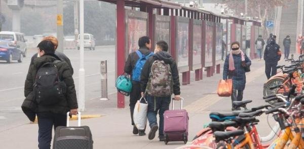才大年初二，就有不少人离家返城，“返程潮”为何越来越早？