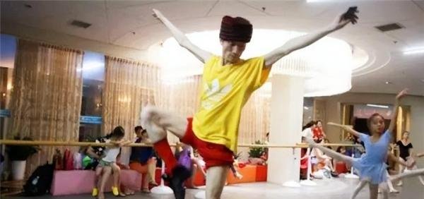 46岁“巨婴”郭冷：只会跳舞，连衣服都不会洗，年入百万无人想嫁