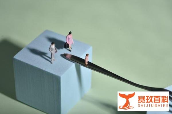 派出所回应老人买药多次扇小女孩脸 网友纷纷谴责,心疼女孩遭遇
