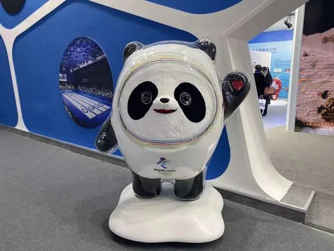 湖北一冰墩墩躺房顶2年被捡回洗白白，主人为何此时才想起他？