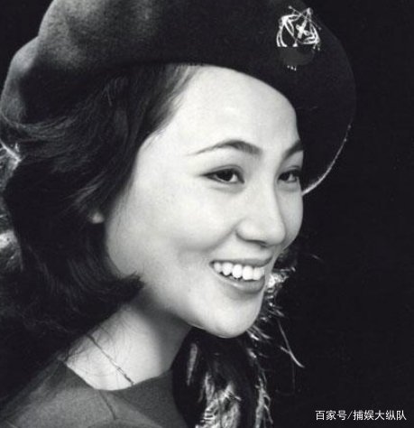 齐名邓丽君的她,嫁给了二婚丈夫退隐,如今夫妻皆因患癌病逝,他们是谁?